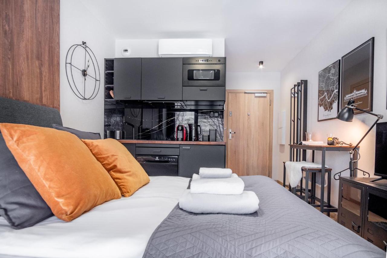 Iron Apartments Красков Екстериор снимка