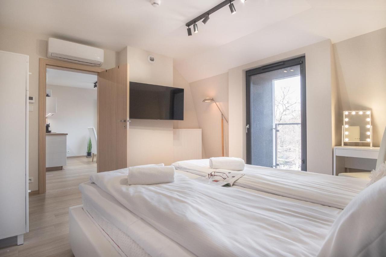 Iron Apartments Красков Екстериор снимка