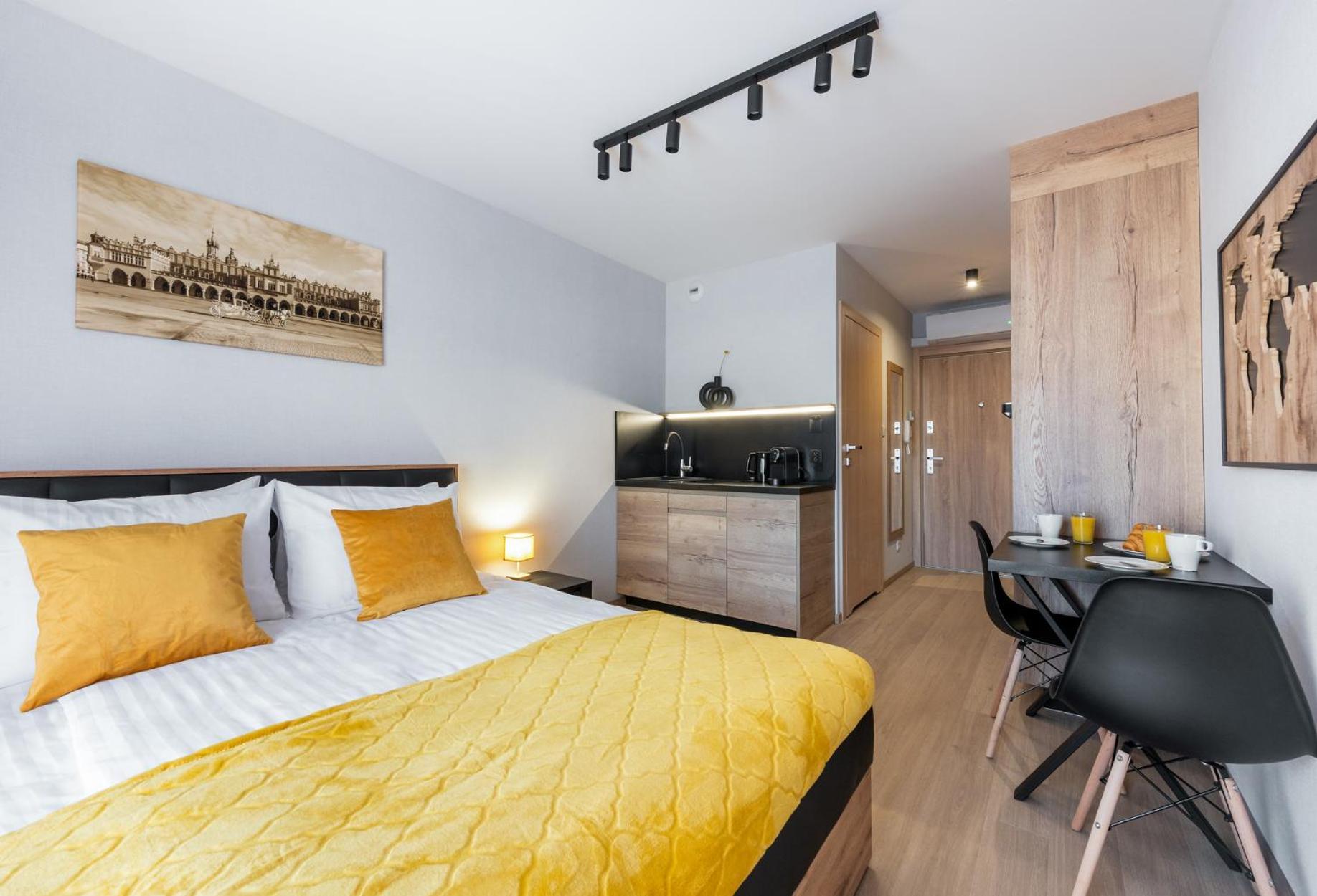Iron Apartments Красков Екстериор снимка