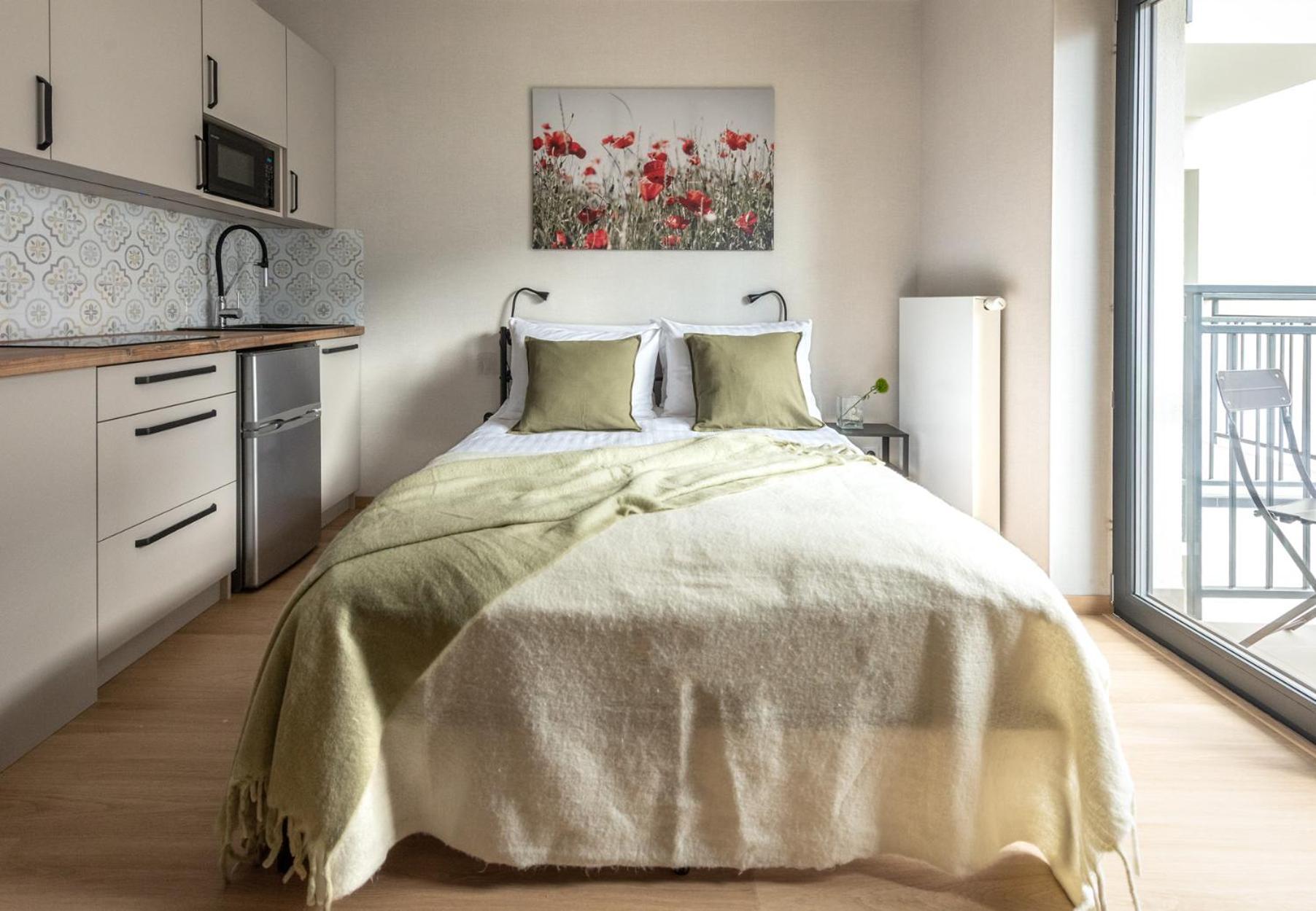 Iron Apartments Красков Екстериор снимка